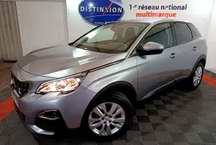 Vue 3/4 avant droit d’un Peugeot 3008 gris clair avec phares allumés dans un showroom.