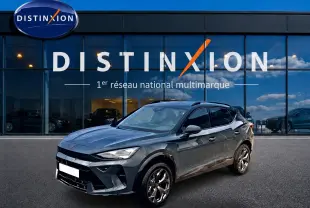 Vue 3/4 avant d'un CUPRA Formentor bleu fjord avec jantes 18 pouces, devant une vitrine Distinxion.