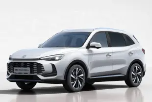 MG ZS 1.5L HYBRID+ blanc vu en 3/4 avant droit, avec calandre large et jantes alliage bicolores.