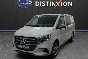 Vue 3/4 avant droite du Mercedes Vito Mixto gris alpin avec calandre noire et jantes stylisées.