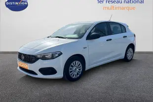 Vue 3/4 avant droite d'une Fiat Tipo 5 portes blanche de 2018 avec jantes acier et calandre noire.