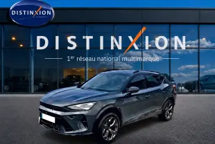 Vue 3/4 avant d'un CUPRA Formentor bleu fjord 2026 avec jantes noires, stationné devant une vitrine Distinxion.