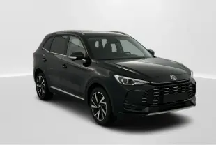MG ZS 1.5L Hybrid+ 197ch Luxury noir en 3/4 avant droit, avec calandre imposante et jantes bi-ton.