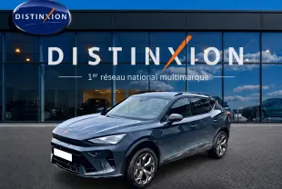 Vue 3/4 avant droit d'un CUPRA Formentor bleu fjord garé devant une concession Distinxion.