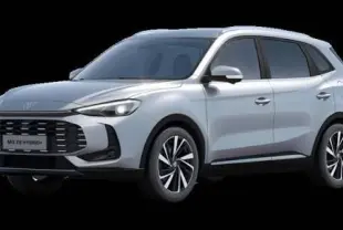 MG ZS 1.5 Hybrid+ 197ch Luxury en Cosmic Silver, vue 3/4 avant mettant en valeur sa calandre large et ses jantes bi-ton.