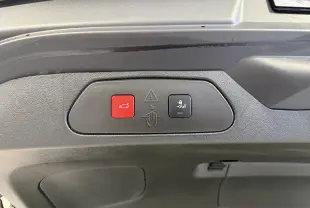 Opel Grandland blanc en 3/4 avant droit, avec toit noir et jantes noires, en intérieur showroom.