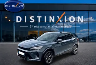 Vue 3/4 avant d'un CUPRA Formentor bleu fjord garé devant une vitrine avec logo Distinxion.