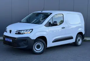 Peugeot Partner blanc Icy en 3/4 avant droit, avec rétroviseurs noirs brillants et protections latérales noires.