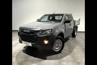 Isuzu D-MAX 2025 gris Mercury Silver Metallic vu en 3/4 avant droit avec benne arrière et phare avant allumé.