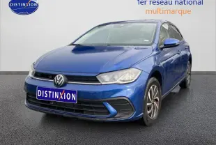 Volkswagen Polo bleu récif vue 3/4 avant droit avec jantes alliage et calandre chromée.