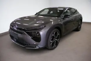 Citroën C5 X gris Platinium vue 3/4 avant droit avec jantes alliage noires et signature lumineuse en V.