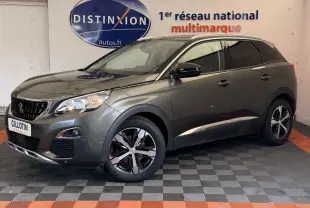 Peugeot 3008 gris métallisé vue 3/4 avant droit dans un showroom avec logo Distinxion en arrière-plan.