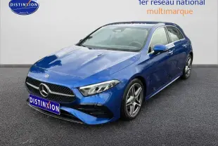Mercedes Classe A 180 AMG Line bleu vue 3/4 avant droit avec jantes alliage et calandre noire sportive.