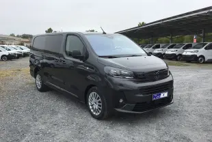 Peugeot Expert Cabine Approfondie gris titane vu en 3/4 avant droit, avec jantes alliage et calandre noire brillante.