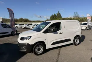 Peugeot Partner blanc en vue 3/4 avant droit, avec protections noires latérales et jantes acier simples.