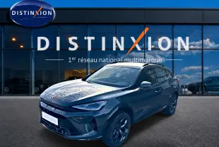 Vue 3/4 avant droite d'un CUPRA Formentor bleu fjord avec jantes noires, devant une vitrine Distinxion.