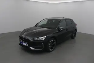 Vue 3/4 avant droite d'une CUPRA Leon noire 2023 avec jantes bi-ton et phares LED distinctifs.
