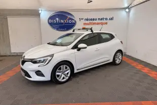 Renault Clio Business E-Tech hybride blanc vue 3/4 avant droit en intérieur avec toit équipé d'une rampe lumineuse.