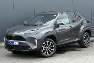 Toyota Yaris Cross gris Atlas vue 3/4 avant droit, avec jantes alliage noires et détails LED verticaux.