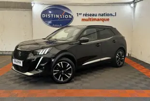 Peugeot E-2008 électrique GT Pack noir en 3/4 avant droit, avec jantes alliage et signature lumineuse LED distinctive.