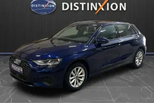 Audi A3 Sportback bleu métallisé vue 3/4 avant droit, avec calandre noire et jantes argentées en showroom.