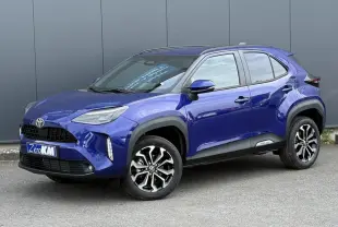 Toyota Yaris Cross 2026 bleu Genievre en 3/4 avant droit avec jantes alliage et protections noires.