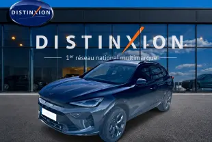 Vue 3/4 avant d'un CUPRA Formentor bleu fjord avec jantes 18 pouces, devant une vitrine Distinxion.