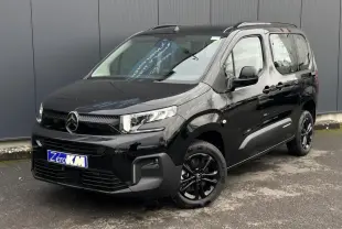 Citroën Berlingo Multispace noir Perla en 3/4 avant droit, avec jantes alliage noires et barres de toit.
