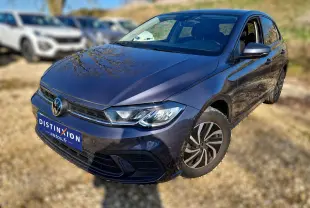 Volkswagen Polo 1.0 TSI 95 VW Edition gris Ascot vue 3/4 avant droit avec jantes alliage et calandre noire.