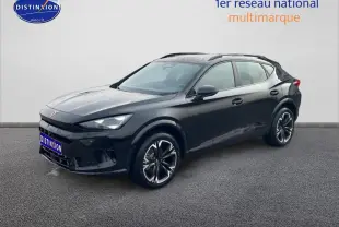 Vue 3/4 avant droite du CUPRA Formentor noir 2025 avec jantes 18 pouces et barres de toit noires.