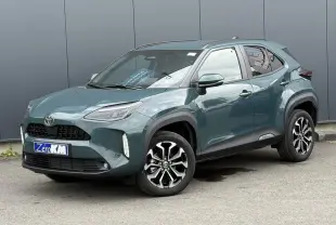 Toyota Yaris Cross vert impérial en 3/4 avant droit, avec jantes alliage bicolores et feux LED verticaux.