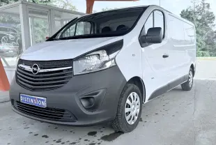 Vue 3/4 avant droit d’un Opel Vivaro blanc avec pare-chocs noir mat sous un abri extérieur.