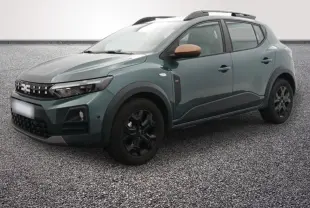 Vue 3/4 avant gauche d'une Dacia Sandero Extreme Eco-G 120 auto 2026 vert avec rétroviseurs marron et jantes noires.