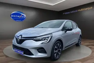 Renault Clio V TCE 90 gris Highland vue 3/4 avant droit, jantes alliage et feux LED distinctifs visibles.