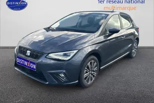 SEAT Ibiza 1.0 TSI 95 Copa gris magnétique vue 3/4 avant avec phares LED et jantes alliage design.