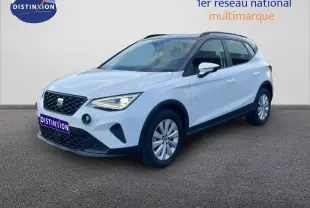 SEAT Arona blanc avec toit gris en vue 3/4 avant droit, mettant en valeur ses phares LED et sa calandre noire.