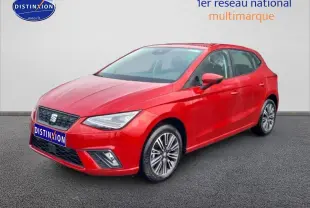 SEAT Ibiza 1.0 TSI 95 Copa rouge désir vue 3/4 avant avec jantes alliage et phares LED triangulaires.