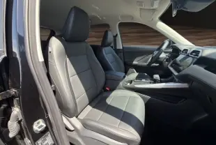 Vue frontale d’un MG ZS 1.5 L Hybrid+ 197ch Luxury en noir brillant, avec calandre imposante et phares LED fins.