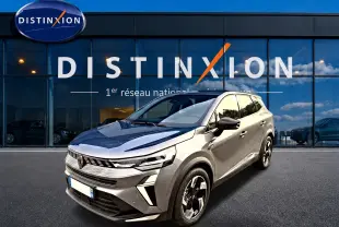 Renault Symbioz gris cassiopée en 3/4 avant droit, avec jantes alu et vitres surteintées devant showroom Distinxion.