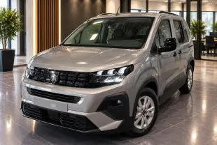 Peugeot Rifter gris Artense en 3/4 avant droit, avec calandre noire et jantes tôles 16 pouces en showroom.