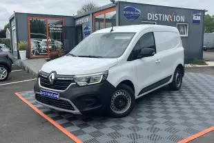 Renault Kangoo Van blanc vu de 3/4 avant droit, avec pare-chocs noir mat et jantes tôles simples.