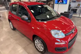 Vue 3/4 avant droite de la Fiat Panda 1.0 Hybrid 2025 en Rouge Amore, avec rétroviseurs noirs et jantes acier.