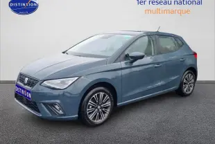 SEAT Ibiza 2025 gris vue 3/4 avant droit, avec jantes alliage et phares LED triangulaires.