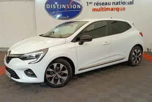 Renault Clio Evolution TCe 100 GPL blanc vue de profil droit en intérieur avec jantes alliage et feux LED allumés.