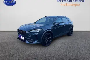 SUV CUPRA Formentor gris magnétique en 3/4 avant droit avec jantes noires et calandre distinctive.