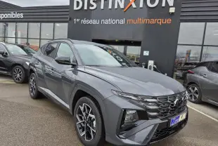 Hyundai Tucson 2025 gris métallisé en 3/4 avant, avec calandre N Line et jantes alliage 19 pouces visibles.