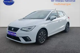 SEAT Ibiza blanc Nevada vue 3/4 avant droit, avec jantes alliage et phares LED triangulaires.