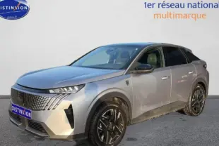 Vue 3/4 avant d’un Peugeot 3008 Hybrid gris clair avec calandre distinctive et jantes noires brillantes.