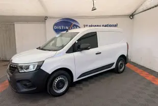 Renault Kangoo GD Confort blanc en 3/4 avant droit, fourgon utilitaire avec pare-chocs noirs et jantes acier.