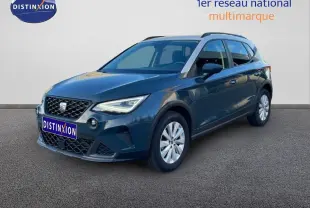 Vue 3/4 avant d’un SEAT Arona gris foncé avec toit blanc, sur fond neutre, mettant en valeur son design compact.